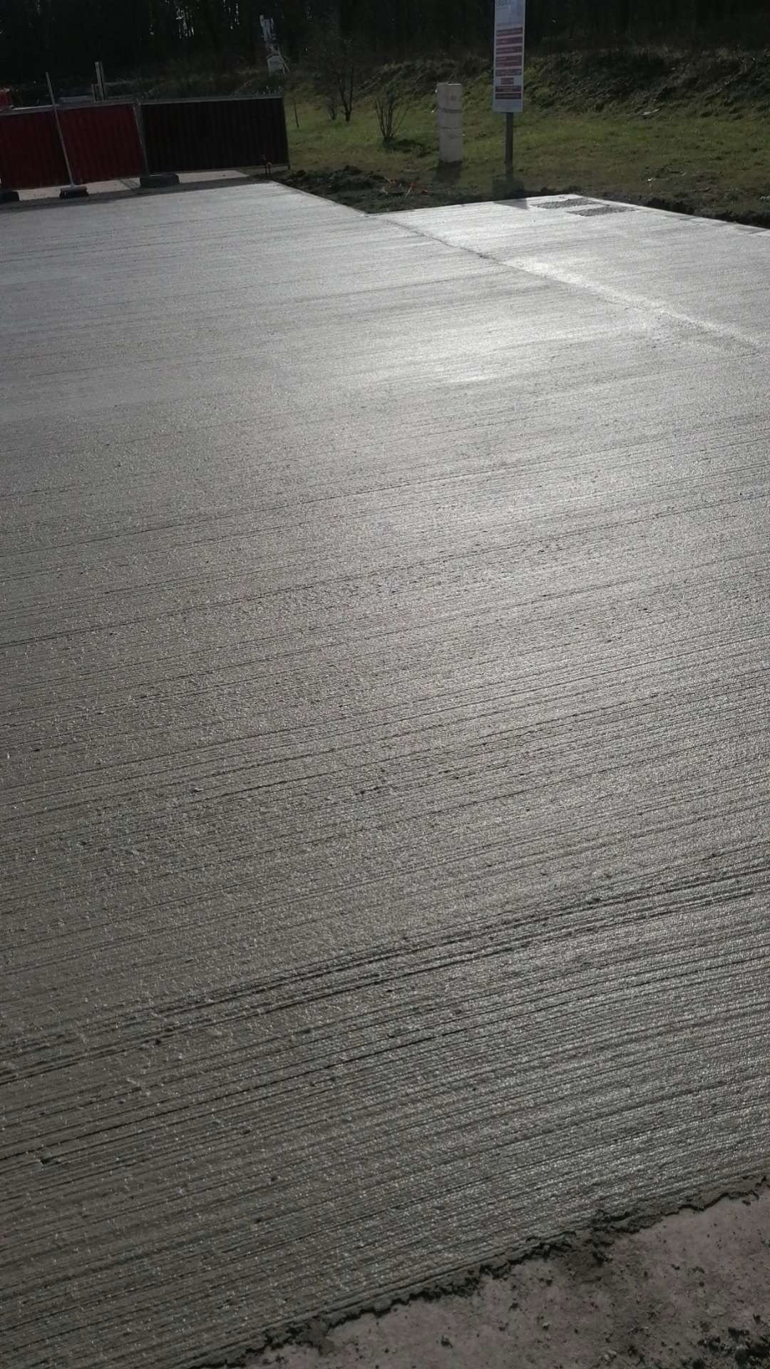 Dalle en béton fraîchement coulée par EMS Pavage