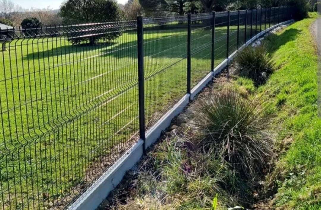Clôture rigide sur muret le long d'un terrain, EMS Pavage