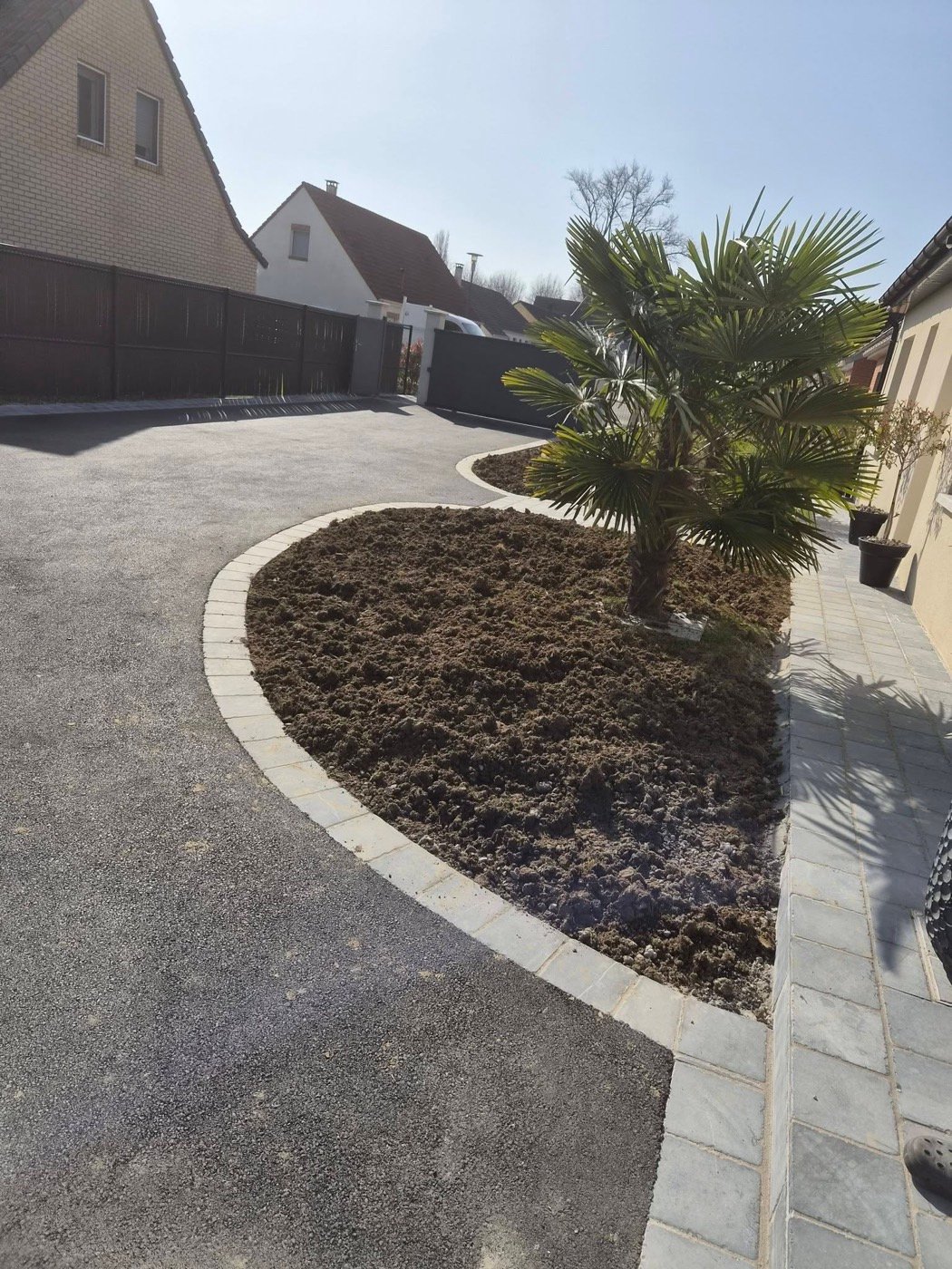 Allée carrossable et massif paysager, EMS Pavage