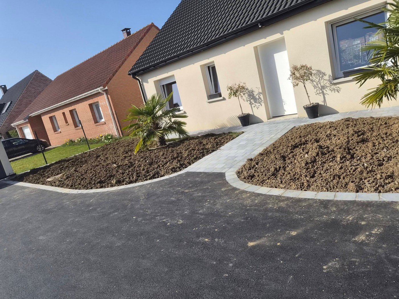 Terrain préparé et nivelé avant aménagement, EMS Pavage