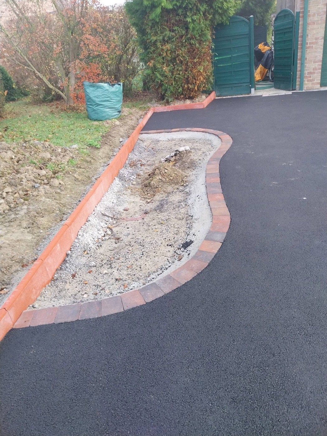 Terrassement et pose de bordures, EMS Pavage